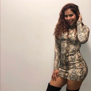 Snake print long sleeve short dress